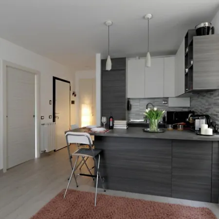 Lacasetta _ Lakeview Terrace Renovated شقة
